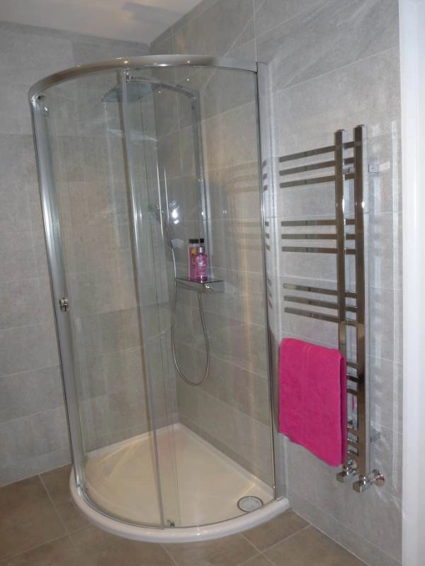 Matki-low-level-tray-shower-enclosure