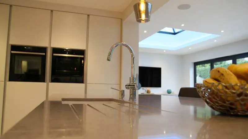 Porter Matt Porcelain true handless kitchen with Aluminium rails