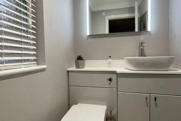 Cloakroom with sit-on basin_3457 (Large)