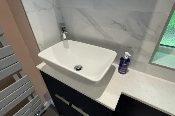 Ensuite with Sliding Door enclosure, bottle recess_1727 (Large)