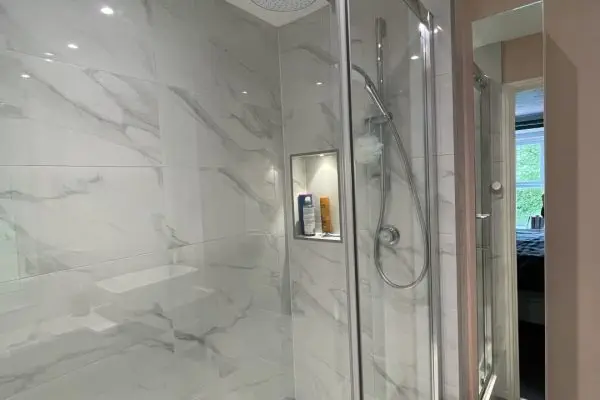 Ensuite with Sliding Door enclosure, bottle recess_1733 (Large)