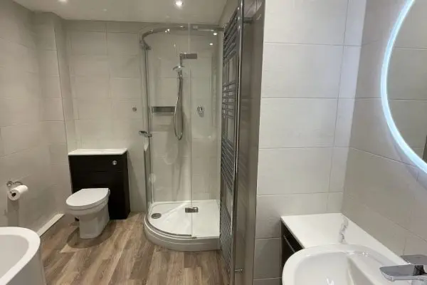 Large Fitted Bathroom with Shower Enclosure and Bath_9749 (Large)