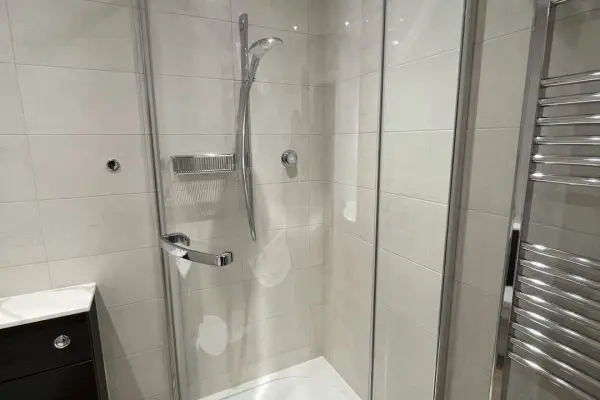 Large Fitted Bathroom with Shower Enclosure and Bath_9750 (Large)
