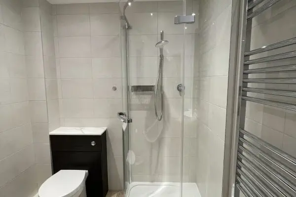 Large Fitted Bathroom with Shower Enclosure and Bath_9753 (Large)