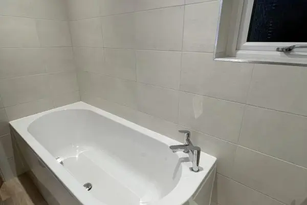 Large Fitted Bathroom with Shower Enclosure and Bath_9754 (Large)
