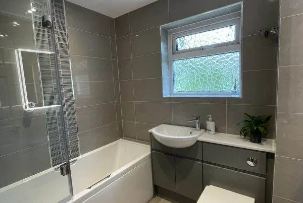 Main Bathroom with Fitted Handleless Furniture and Shower over Bath_0995 (Large)