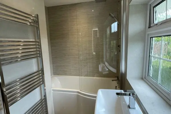 Showerbath and handleless fitted furniture_1938 (Large)
