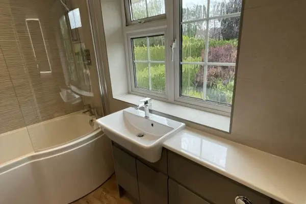 Showerbath and handleless fitted furniture_1941 (Large)